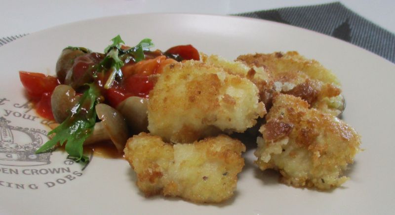 エリンギ一口カツ＆しめじとまとソース添え