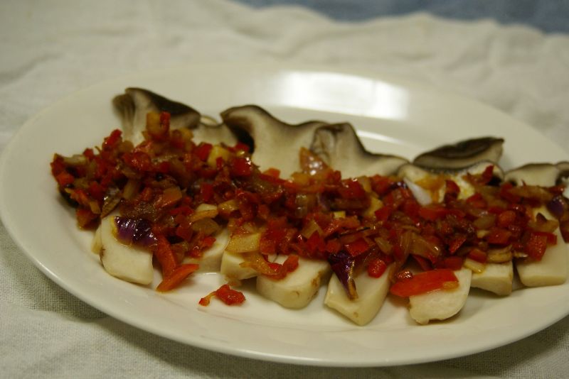 エリンギのパプリカソースがけ