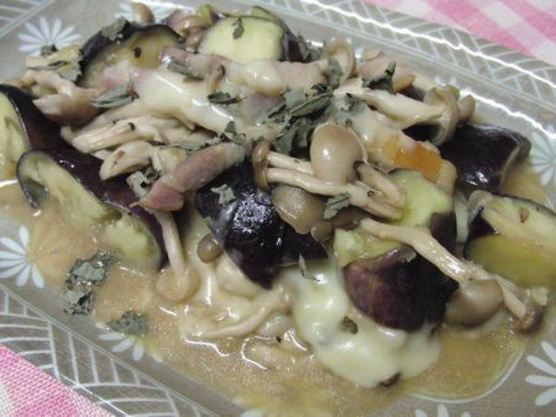 ナスとシメジの味噌チーズ炒め