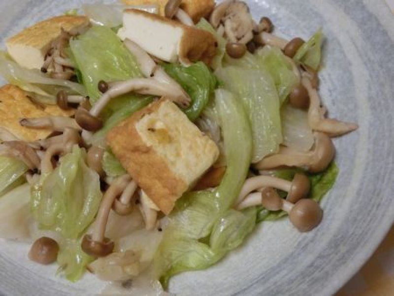 厚揚げとレタスの柚子胡椒バター炒め