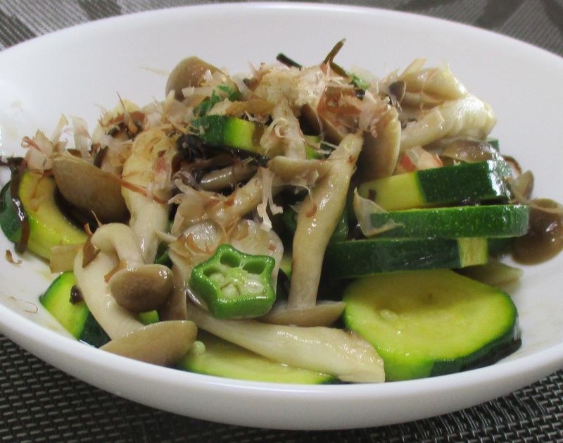 超簡単!ブナシメジとズッキーニの塩昆布炒め