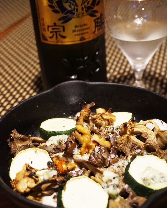 ワインにビールに日本酒に、霜降り平茸のブルーチーズハニー