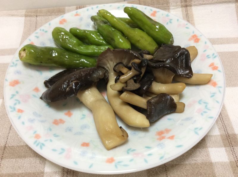 霜降りひらたけとししとうのバター醤油炒め