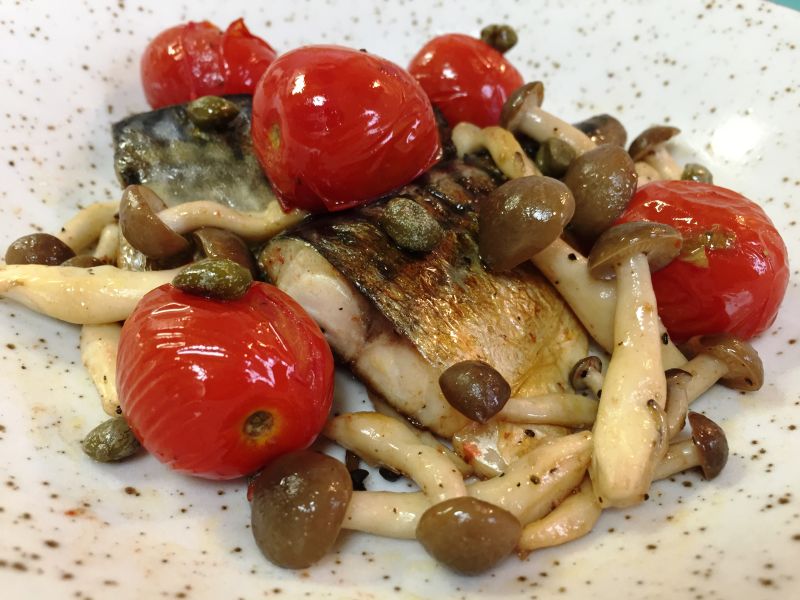 ブナシメジと塩サバとプチトマトのケイパーソテー♪