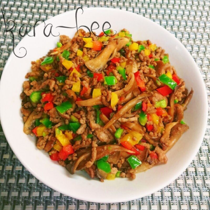 ご飯にかけたい♡バターソースで甘辛絶品!カラフルきのこそぼろ