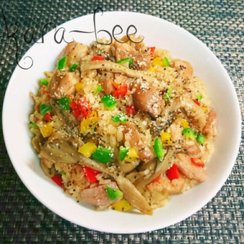 ひと皿満足♡舞茸とごろごろチキンのピリ辛チーズバター醤油ピラフ