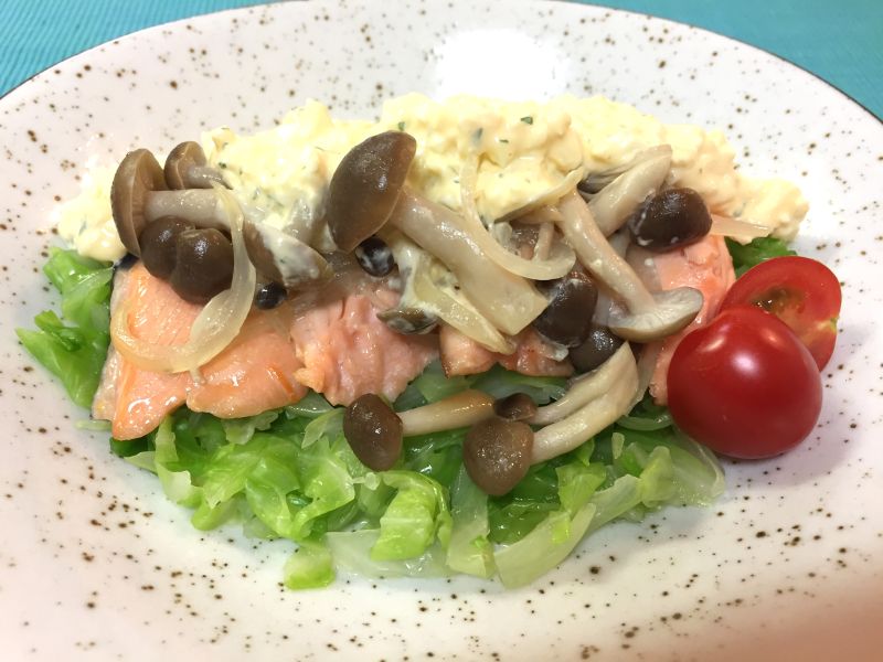 ブナシメジと鮭と野菜の塩ヨーグルトタルタルソースかけ♪