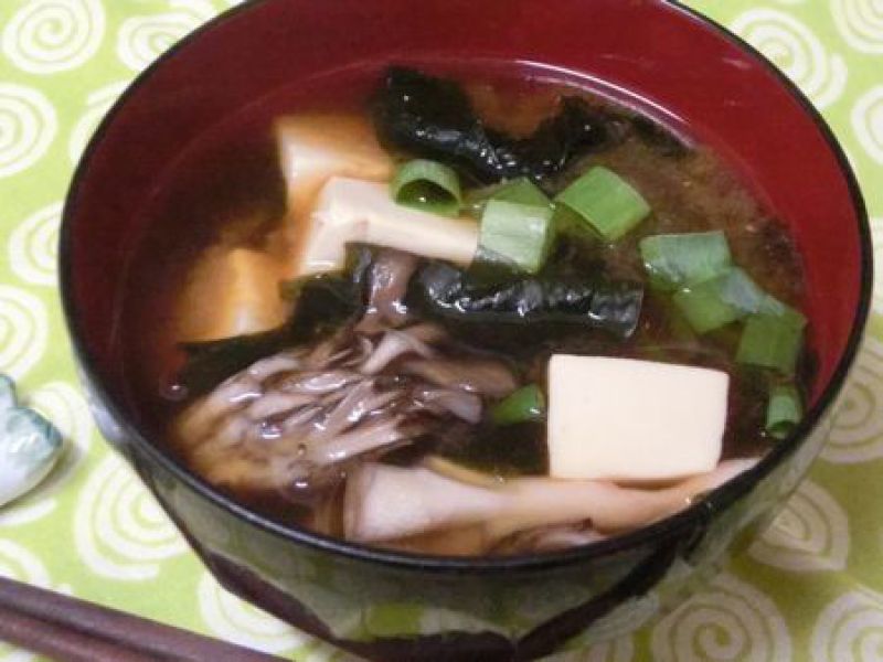 出汁いらず☆　オイスターソースで舞茸の味噌汁