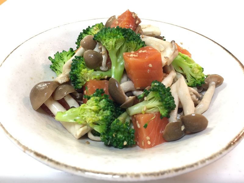 ブナシメジとサーモンとブロッコリーのごま和え♪