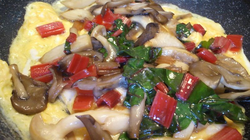 3種のキノコとスイスチャードで豆乳チーズの卵寄せ焼き