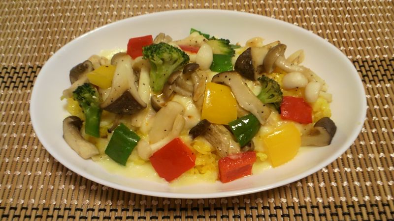 給料日前のキノコ＆野菜たっぷり・トマトとチーズの洋風ライス