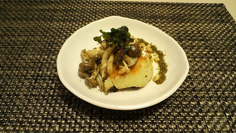 ヨモギと木の実のジェノベーゼ風キノコソース・白身魚のソテー