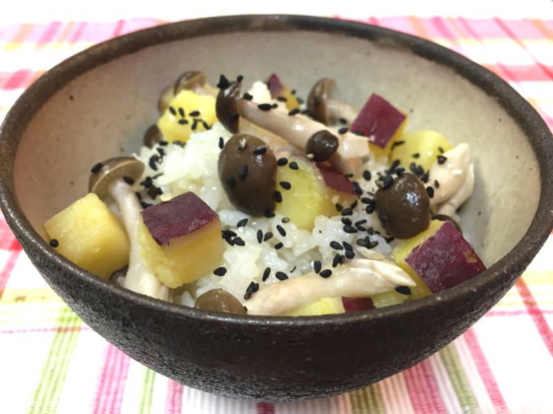 ブナシメジとさつま芋入りのもちもち昆布茶ご飯♪