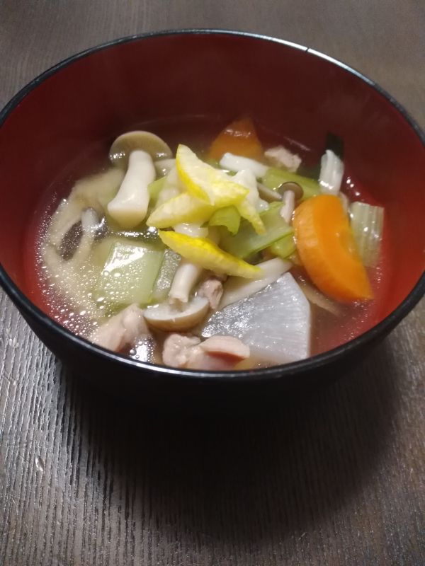 ゆず香るきのこのすいとん汁