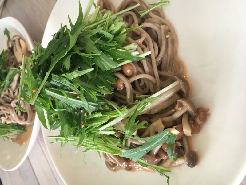 ぷりぷりしめじと水菜の納豆まぜそば♪
