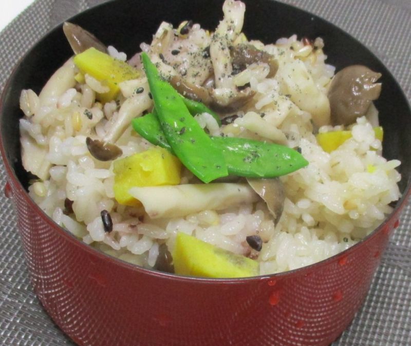 モチモチプリプリ・ブナシメジとさつまいもの炊き込みおこわ