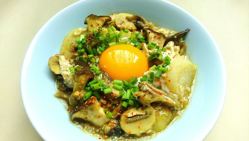 きのこのカレー卵丼
