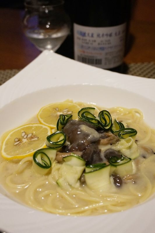夏にお勧め、霜降りひらたけとズッキーニのレモン豆乳クリームパスタ