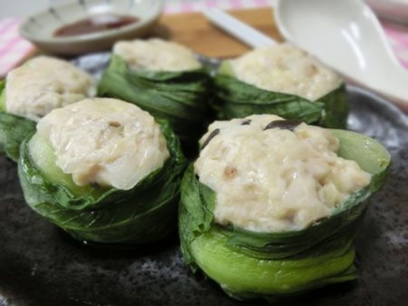 シメジ入りでプリプリ♪　レンジで青梗菜の鶏シュウマイ