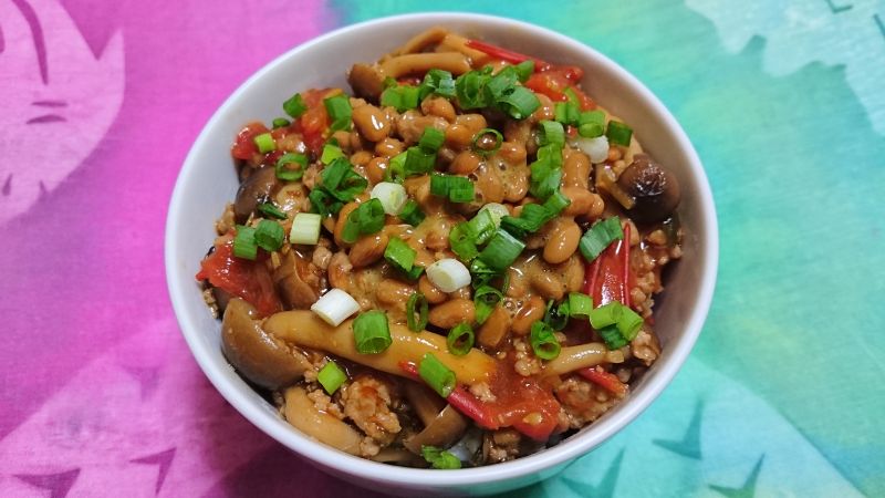 しめじと納豆の麻婆丼