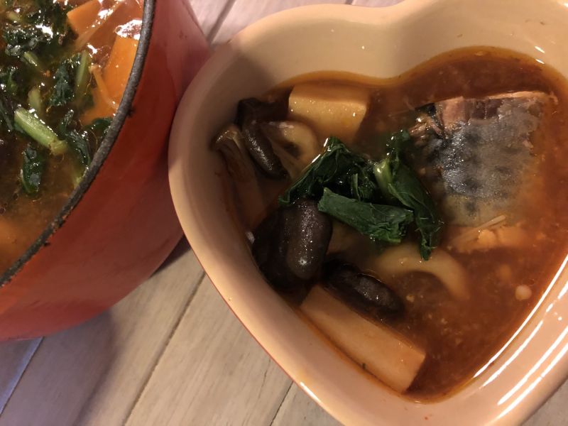 霜降りひらたけと鯖水煮と高野豆腐のほっこりチゲ