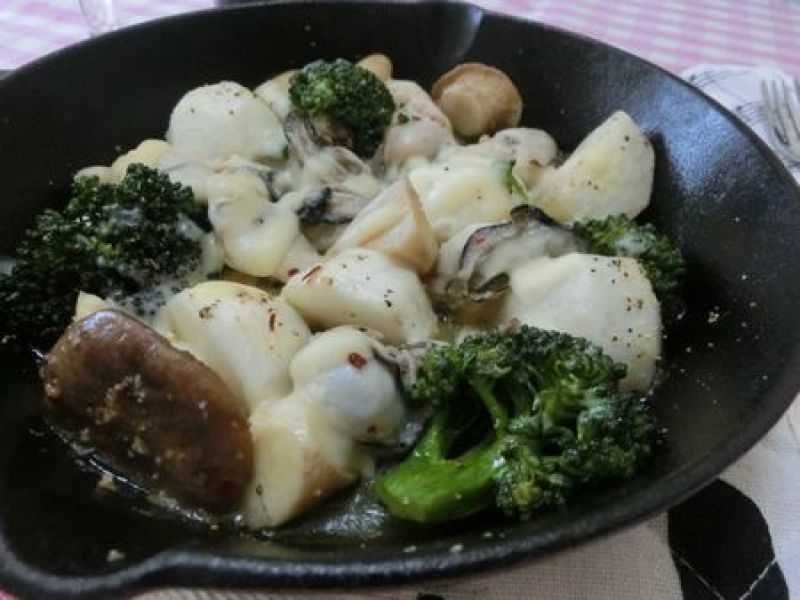 牡蠣と野菜きのこのアヒージョ風チーズ焼き