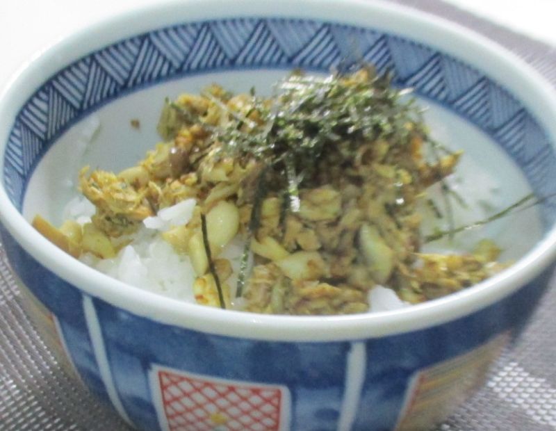 ブナシメジと鯖缶のそぼろ丼