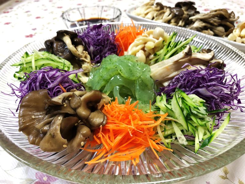 4種のキノコとこんにゃくの大皿サラダ♪