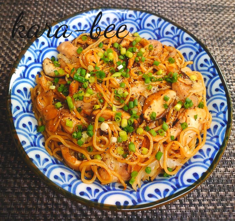 いつもの焼きそばにちょい足しで激ウマ♪きのこたっぷりバターソース焼きそば