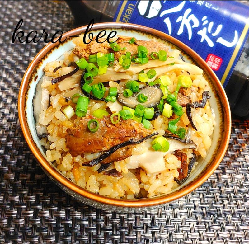 旨味たっぷり♪きのことさんま缶と塩こんぶの簡単炊き込みご飯