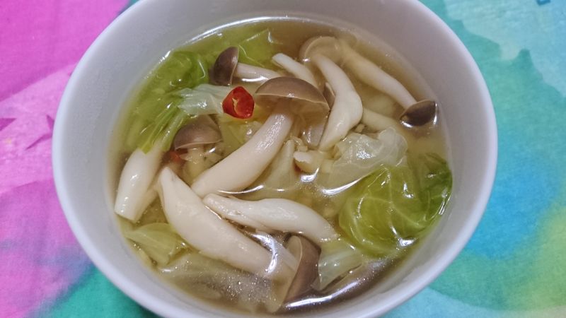 しめじたっぷり生姜のピリ辛コンソメスープ