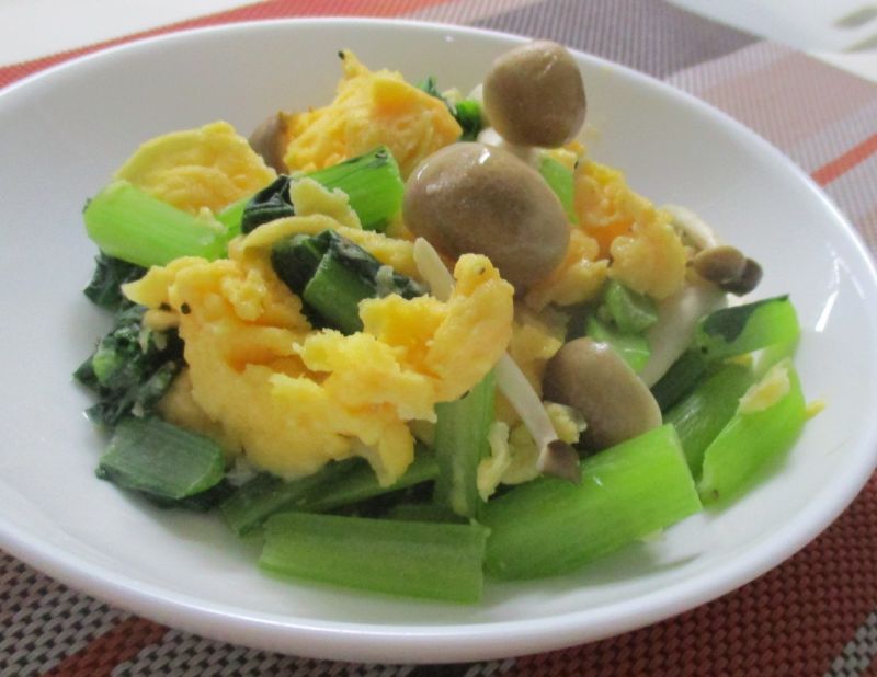 プリプリブナシメジとモチモチ卵の彩り和え