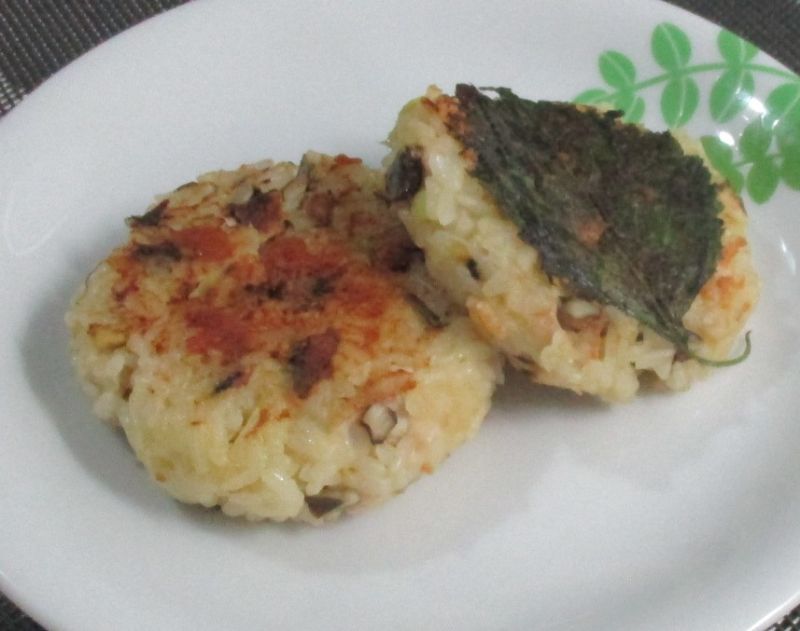 残りごはんでマイタケ入り味噌焼き飯