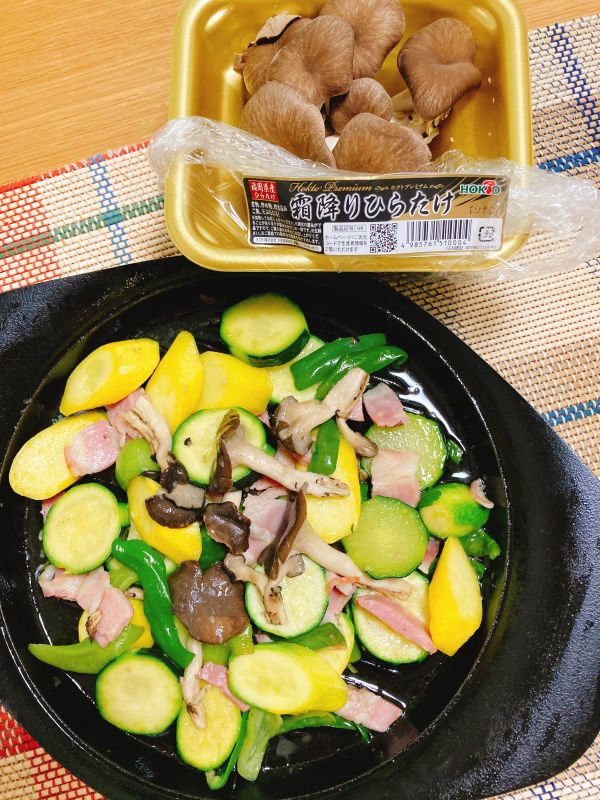 夏野菜とベーコンと霜降りひらたけのオリープオイル炒め