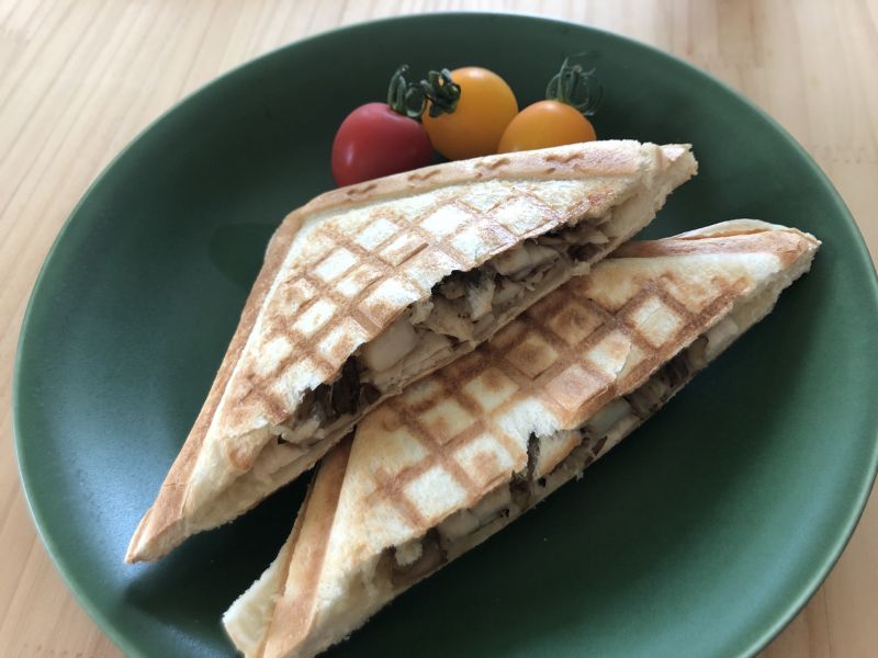 香ばし♪マイタケとわさびマヨチキンのホットサンド