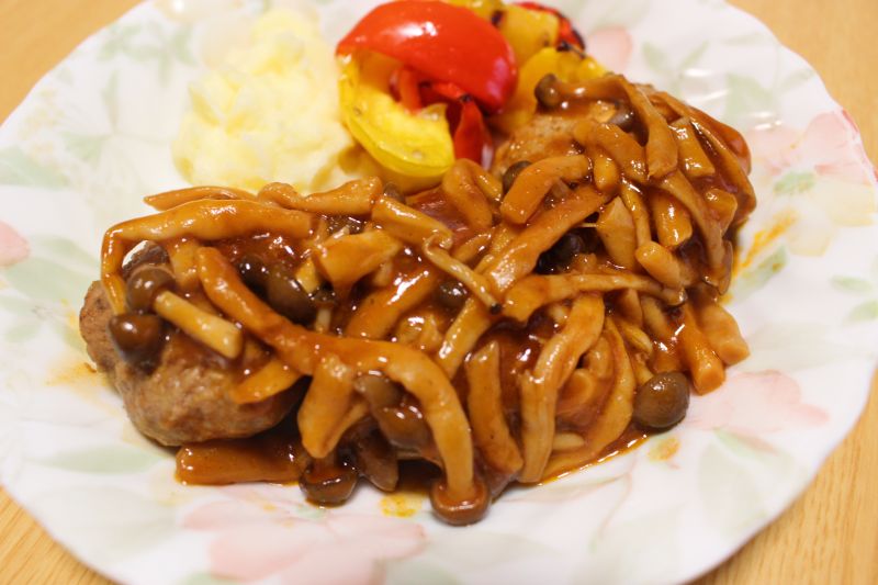 ケチャ×ソースで味付け簡単☆きのこたっぷり煮込みハンバーグ