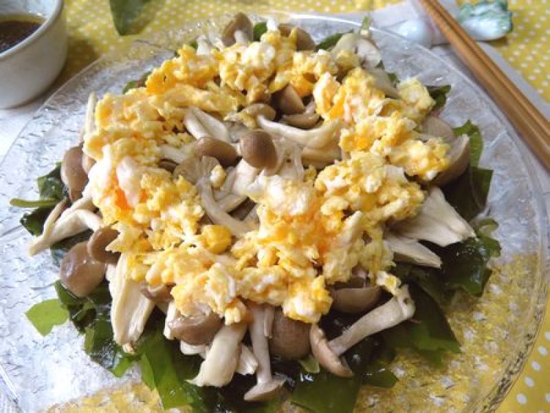 焼きシメジと海藻とたまごのサラダ　スパイシードレッシングで♪