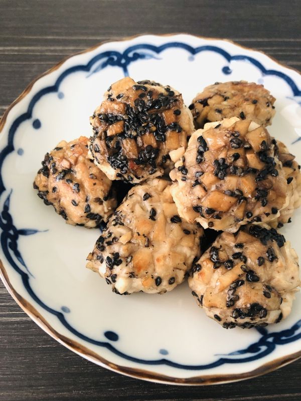 エリンギと黒ごまの香ばし衣　チキンボール