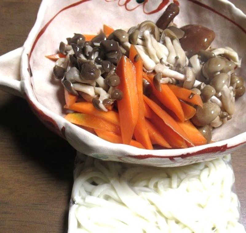 ブナシメジの醤油蒸しで、うどんや唐揚げを