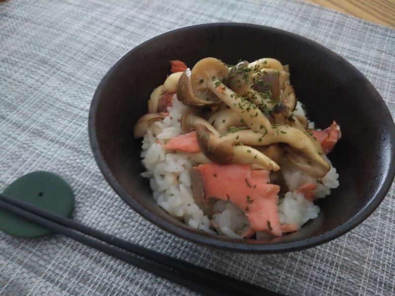 混ぜるだけ♪しめじと鮭の炊き込み風ご飯