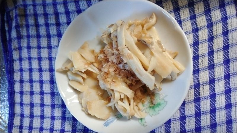 エリンギの焼きあごだし入り酒蒸し