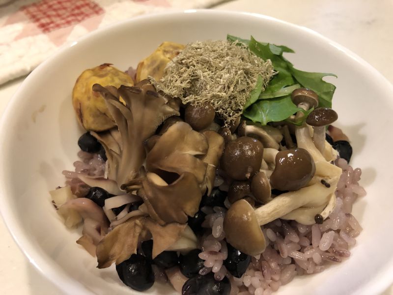 きのこがメインの黒豆ご飯