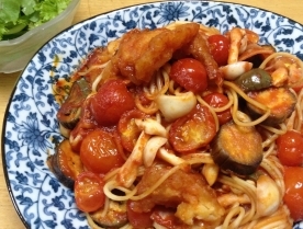 魚介ときのこのピリ辛トマトスパ