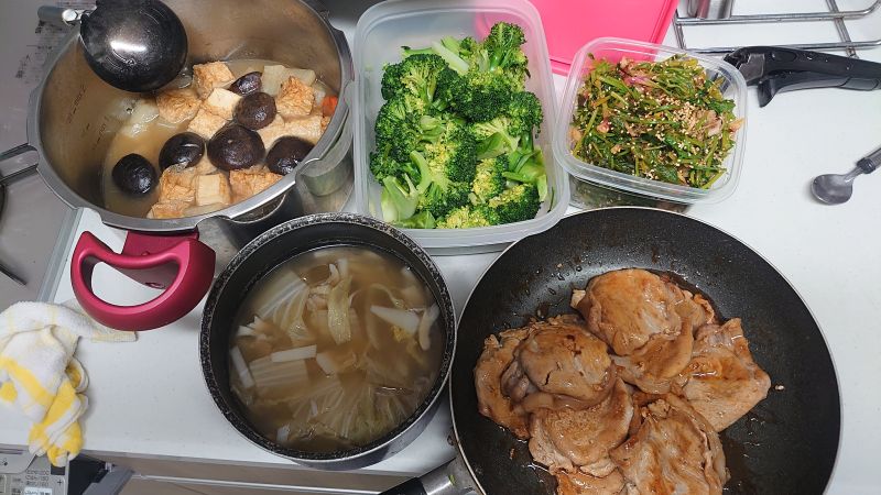 舞茸と白菜と大根の皮の味噌汁