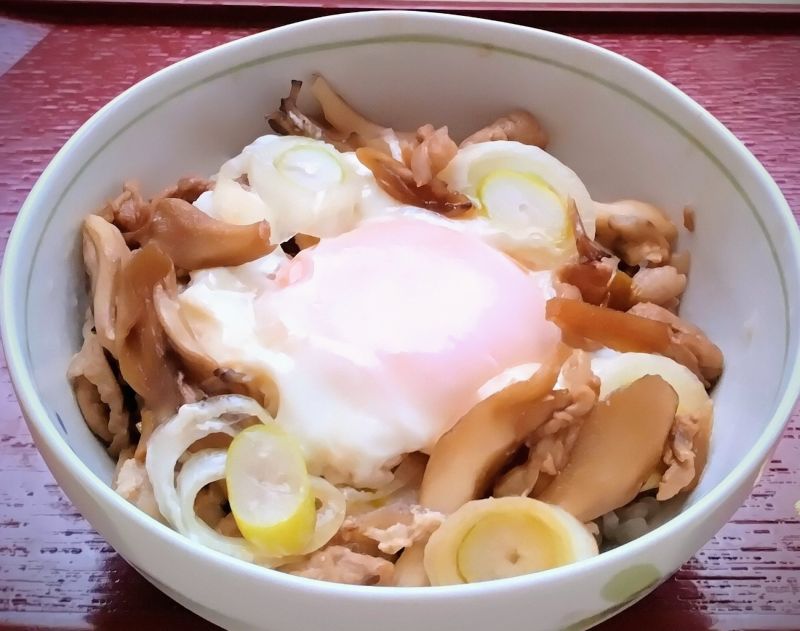 普段の食事にきのこをイン！とろり卵の甘辛きのこ丼ぶり