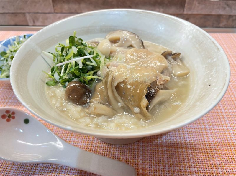 ミックスきのこでうま味たっぷり！キノコと鶏肉のお粥♪