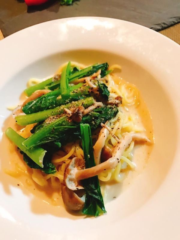 こんにゃく麺ヘルシーしめじと小松菜の豆乳クリームパスタ