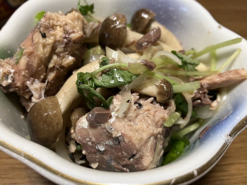 火を使わずに!鯖缶とブナシメジの和え物
