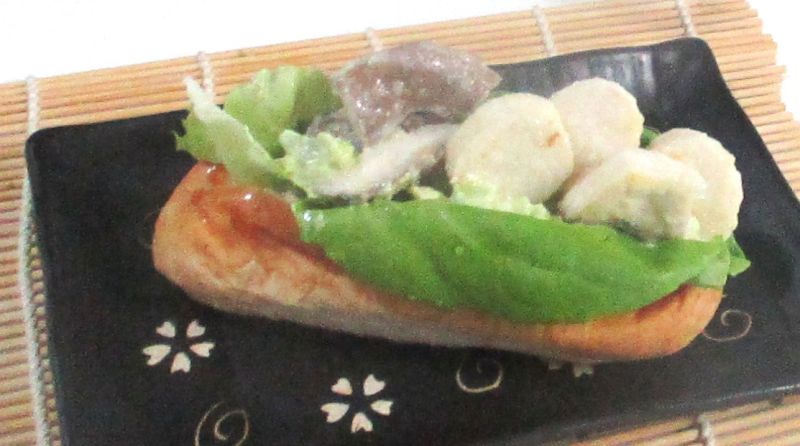エリンギフリットとアボカドソースのロールパン