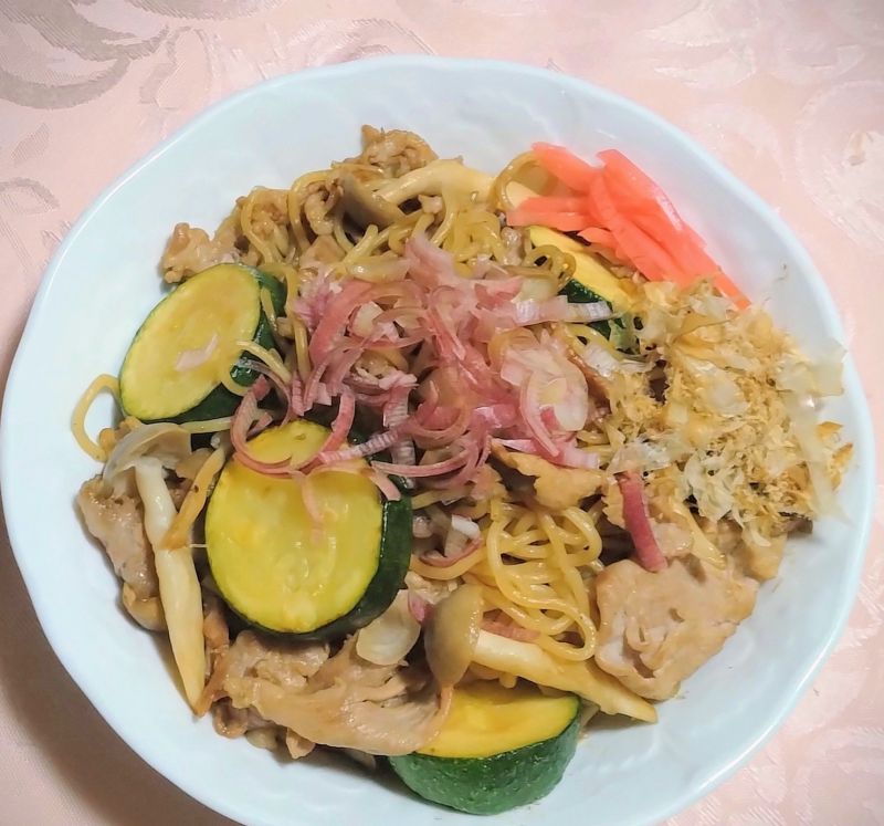 きのこと夏野菜のさっぱりおダシの焼きそば